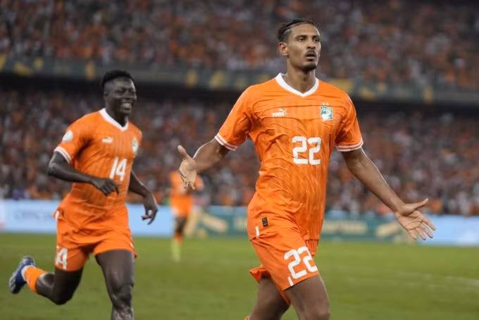 Haller (phải) mừng bàn ấn định chiến thắng 2-1 trong trận chung kết AFCON 2024 giữa Bờ Biển Ngà và Nigeria tối 11/2 tại Abidjan, Bờ Biển Ngà. Ảnh: AP