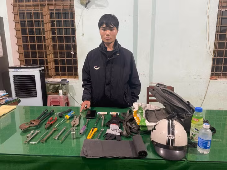 Bùi Triệu Vỹ và các dụng cụ gây án.