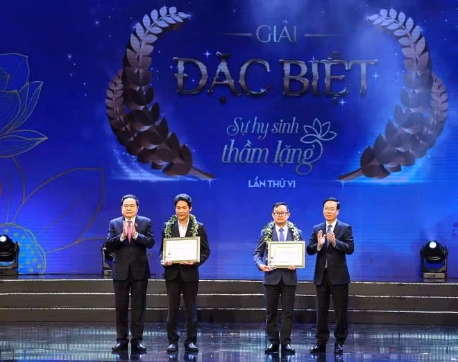 Chủ tịch nước Võ Văn Thưởng và Phó Chủ tịch Thường trực Quốc hội Trần Thanh Mẫn trao Giải Đặc biệt cho tác giả Ngô Anh Văn (Báo Sức khoẻ &amp; Đời sống) và trao chứng nhận cho nhân vật trong tác phẩm đoạt giải là Bác sỹ Võ Thái Trung, Phó trưởng Khoa Chấn thương-Chỉnh hình (Bệnh viện Đa khoa tỉnh Bình Dương. (Ảnh: Thống Nhất/TTXVN)
