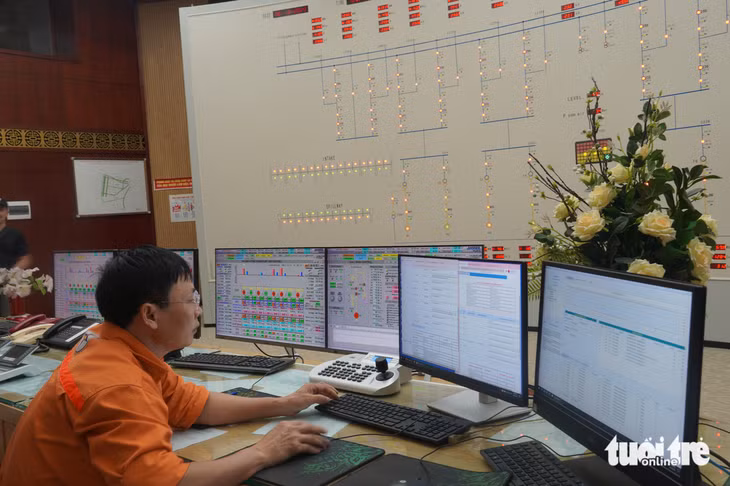 Nhiều nhà máy thủy điện nước về thấp so với trung bình. Trong ảnh: vận hành Nhà máy thủy điện Hòa Bình - Ảnh: N.AN