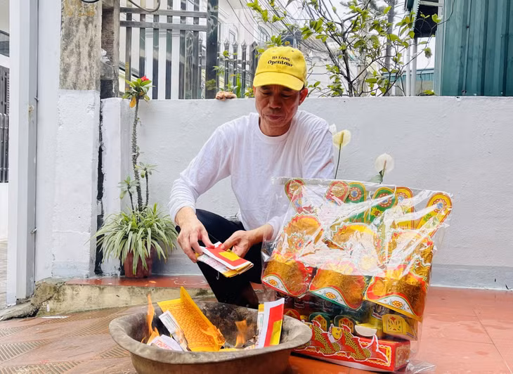 So với trước đây, nhiều gia đình đã tối giản việc mua vàng mã để đốt nhằm đảm bảo việc thờ cúng văn minh và an toàn phòng chống cháy nổ.