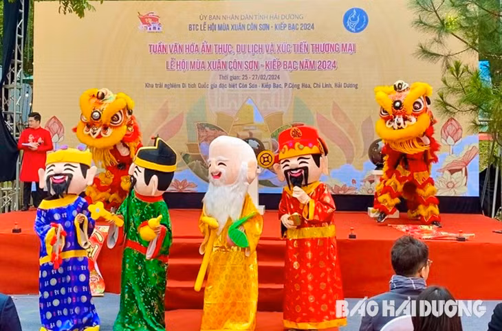 Màn múa lân như một lời chúc năm mới tốt lành Ban Tổ chức gửi đến du khách