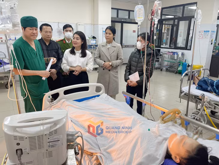 Bác sĩ Trần Ngọc San, Trưởng khoa Gây mê hồi sức (Bệnh viên Đa khoa tỉnh) trao đổi về tình trạng sức khỏe của học sinh sau ca mổ.