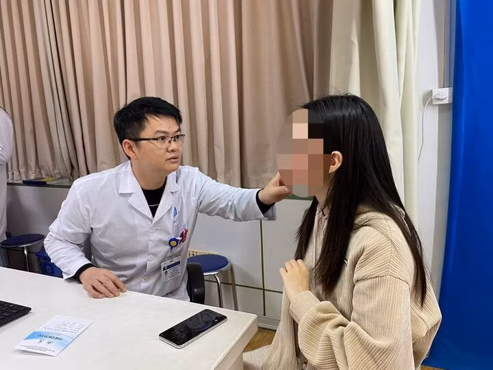 Bác sĩ Minh thăm khám cho bệnh nhân.