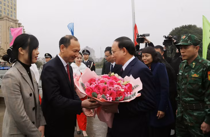 Lãnh đạo thành phố Phòng Thành Cảng, Quảng Tây, Trung Quốc, tặng hoa chào đón Đoàn công tác của tỉnh Quảng Ninh đến thăm và làm việc tại Quảng Tây, Trung Quốc.