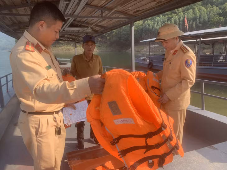 CSGT Công an tỉnh Quảng Ninh kiểm tra công tác an toàn tại Bến đò chùa Lôi Âm (phường Đại Yên, TP Hạ Long).