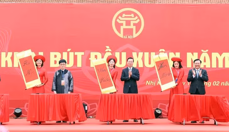 Chủ tịch nước Võ Văn Thưởng và các đại biểu thực hiện nghi lễ khai bút đầu xuân năm 2024 tại Khu lưu niệm Anh hùng dân tộc, Danh nhân văn hóa thế giới Nguyễn Trãi. (Ảnh: TTXVN)