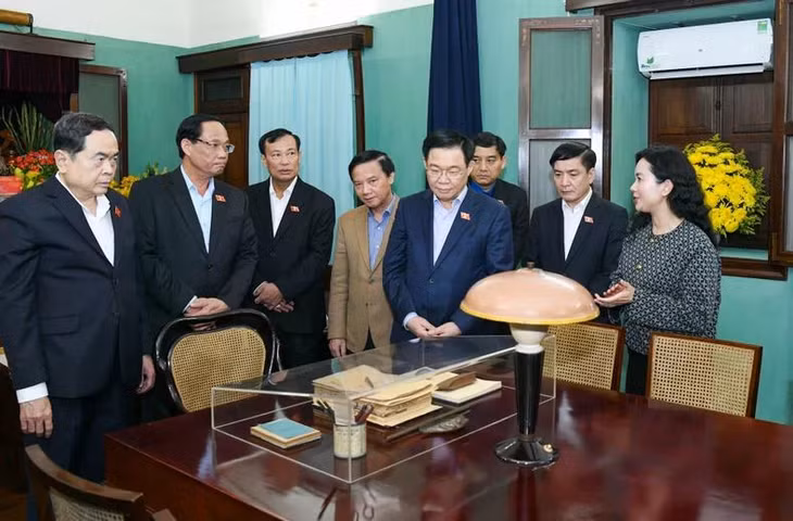 Chủ tịch Quốc hội Vương Đình Huệ và các Phó Chủ tịch Quốc hội cùng các đại biểu thăm khu di tích. (Ảnh: DUY LINH)