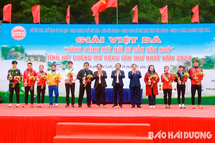 Các đồng chí lãnh đạo tỉnh tặng hoa, kỷ niệm chương các vận động viên tiêu biểu