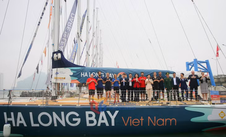 Các đại biểu chụp ảnh lưu niệm cùng thuyền buồm HaLong Bay, Viet Nam.