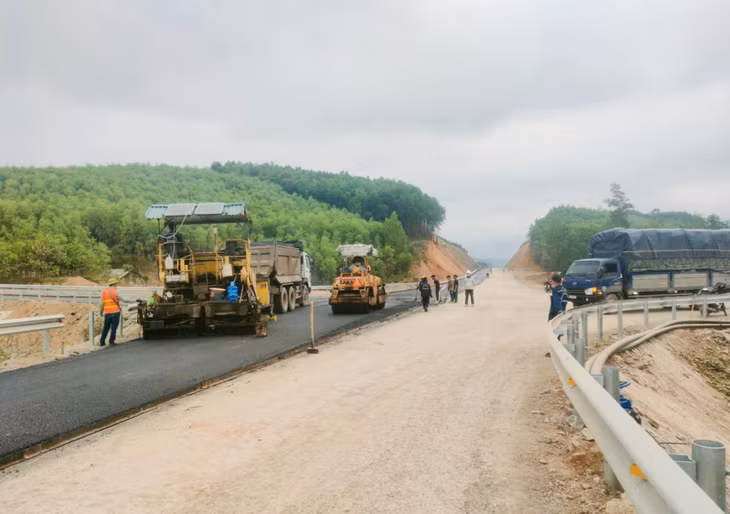 Đơn vị nhà thầu đang thảm nhựa mặt đường tỉnh 342 qua địa bàn huyện Ba Chẽ.