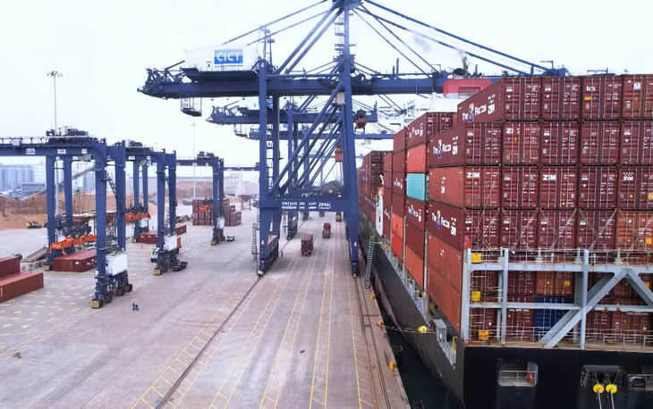 Công ty TNHH Cảng container quốc tế Cái Lân (CICT) đón con tàu mang tên Seaspan Kobe vào làm hàng. Ảnh: Nguyễn Soái