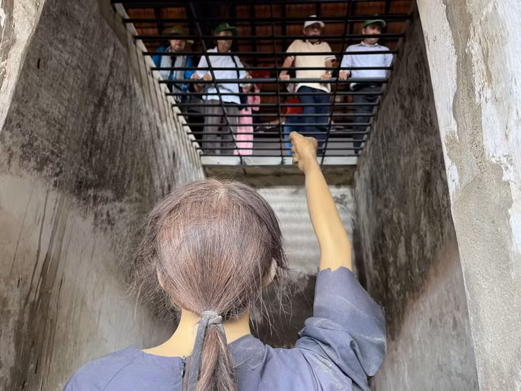 Du khách tham quan phòng giam số 35 (trong khu Chuồng cọp), nơi đây là Mỹ - Ngụy đã giam giữ các nữ tù chính trị kiên trung, trong đó có đồng chí Trương Mỹ Hoa, nguyên Phó chủ tịch nước - Ảnh: Hoàng Tuyết