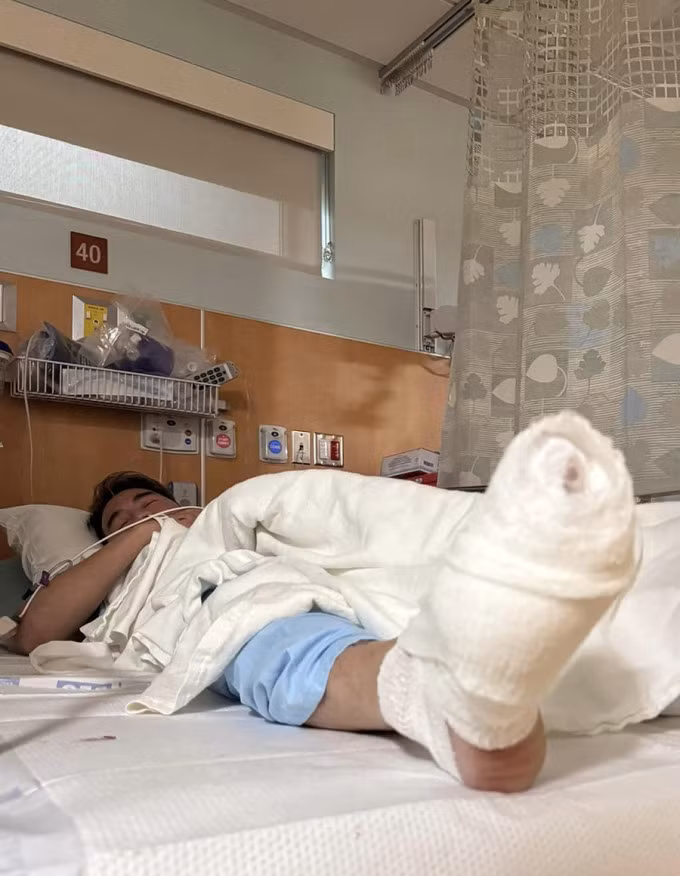 Đàm Vĩnh Hưng trên giường bệnh ở Mỹ. Ảnh: Nhân vật cung cấp