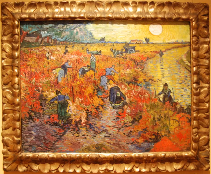 Bức 'Vườn nho đỏ' của Van Gogh tạo ấn tượng mạnh với màu sắc rực rỡ.