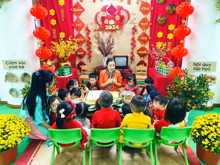 Trong dịp Tết, cha mẹ có thể cho con tham gia vào các công đoạn của việc gói bánh chưng.