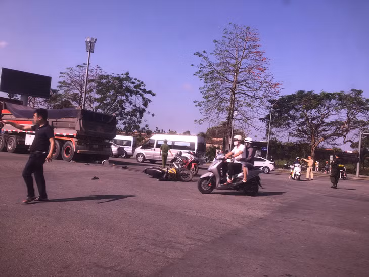 Lực lượng chức năng đang phân luồng giao thông, điều tra nguyên nhân vụ tai nạn.