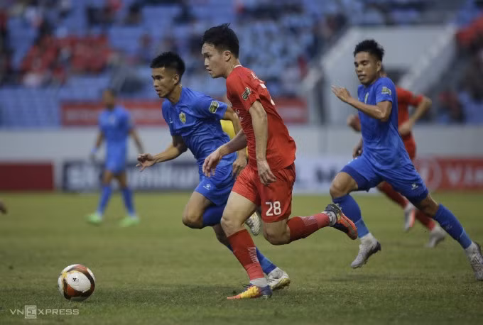 Hoàng Đức (áo đỏ) thi đấu trong trận Thể Công thua Quảng Nam 0-2 ở vòng 11 V-League 2023-2024. Ảnh: Định Đà