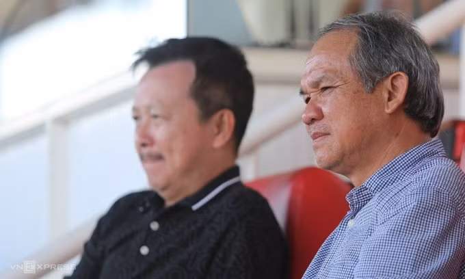 Bầu Đức (phải) trầm ngâm trên khán đài sân Pleiku khi xem trận HAGL hòa Quảng Nam 0-0 ở vòng 10 V-League 2023-2024 chiều 23/2. Ảnh: Minh Trần