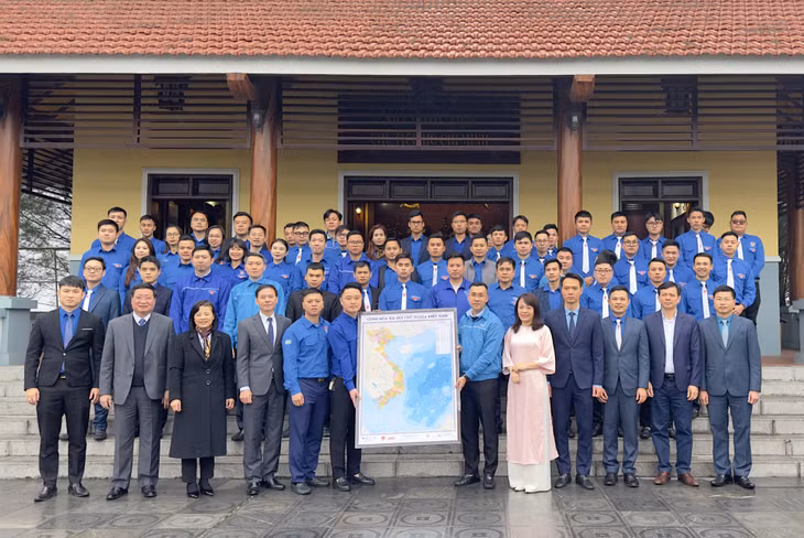 Tỉnh Đoàn Quảng Ninh trao tặng Bản đồ Việt Nam cho Đoàn Thanh niên Công ty CP Than Đèo Nai.