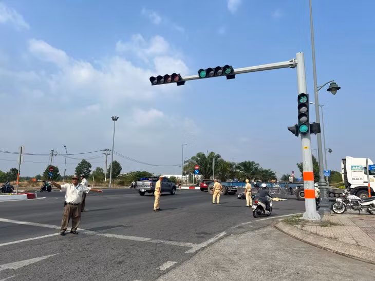Lực lượng chức năng xử lý hiện trường.