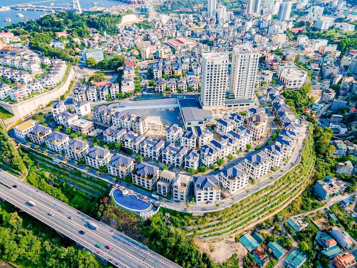 Beverly Hills Hạ Long có vị trí đắc địa, tầm nhìn rộng mở hướng ra vịnh Hạ Long đầy thơ mộng.