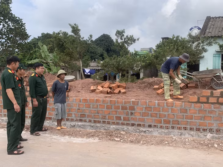 CBCCVC là người DTTS luôn là nhân tố quan trọng trong việc vận động người dân, người thân chấp hành nghiêm pháp luật và các phong trào khác trên địa bàn.