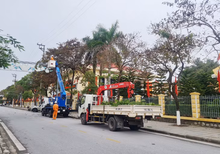 Hệ thống điện chiếu sáng trong khu vực nội thị thị xã được chỉnh trang, lắp đặt phục vụ nhân dân du Xuân, đón Tết.