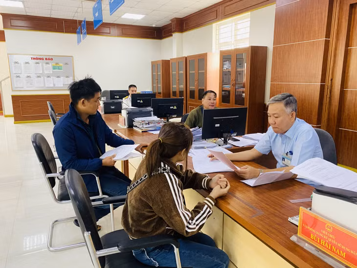 Cán bộ Trung tâm Hành chính công huyện Đầm Hà tiếp nhận TTHC của công dân.
