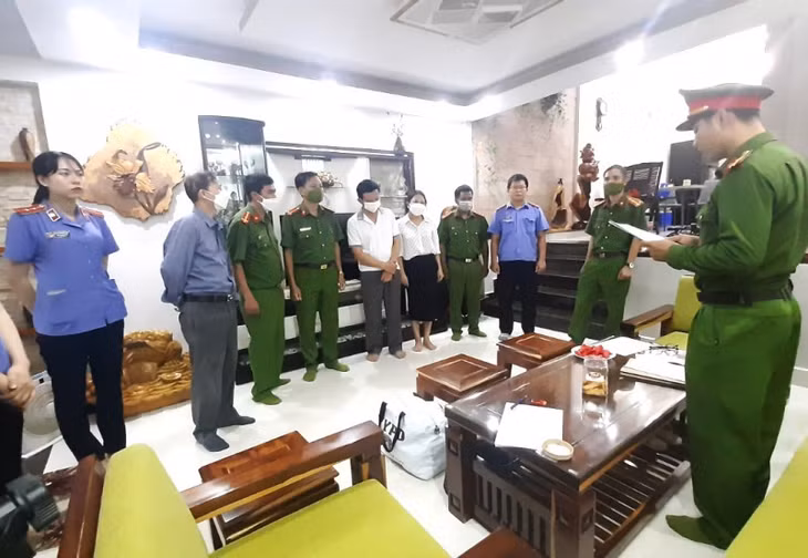 Cơ quan điều tra tống đạt các quyết định bắt tạm giam đối với bị can Trịnh Quang Trí tại nhà riêng.