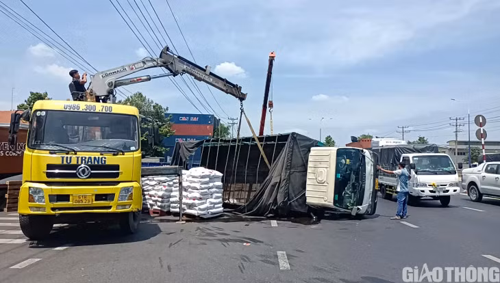 Lực lượng chức năng xử lý hiện trường.