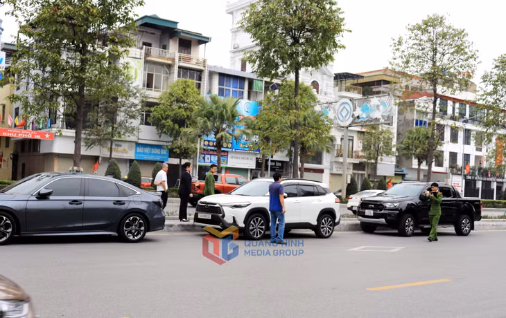 Công an TP Hạ Long xác minh, thống kê thiệt hại các phương tiện.