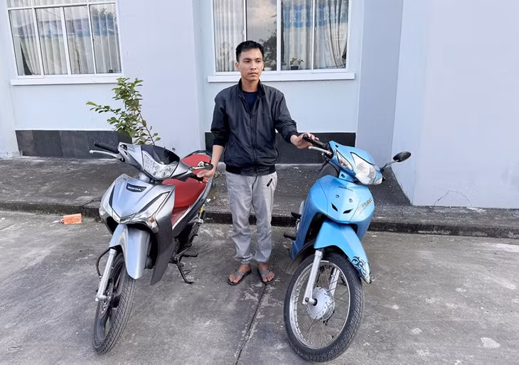 Đối tượng Khánh và tang vật trong vụ trộm cắp tài sản của công nhân. Ảnh: Vũ Tiến