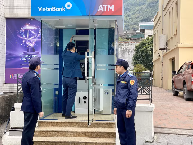 Cán bộ Vietinbank Quảng Ninh kiểm tra các cây ATM.