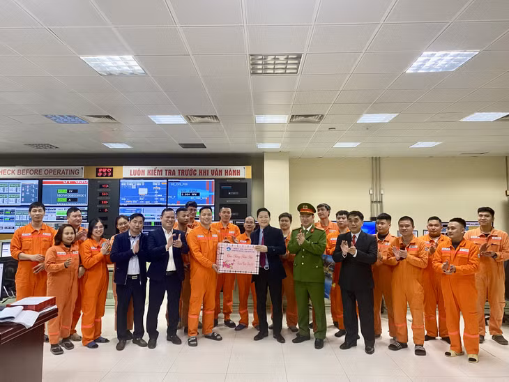 Lãnh đạo UBND TP Cẩm Phả chúc Tết cán bộ, công nhân viên, người lao động Công ty Nhiệt điện Mông Dương 1.