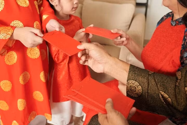 Dạy trẻ cách sử dụng lì xì ngày Tết. (Ảnh minh họa)