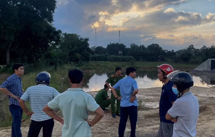 Hố công trình cống hộp trên đường cao tốc thời điểm xảy ra tai nạn không có rào chắn - Ảnh: QUỐC NAM