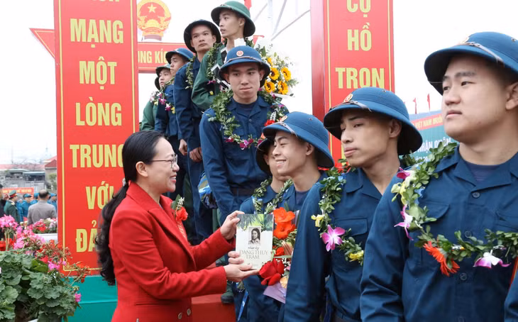 Lãnh đạo Sở TTTT tặng sách 