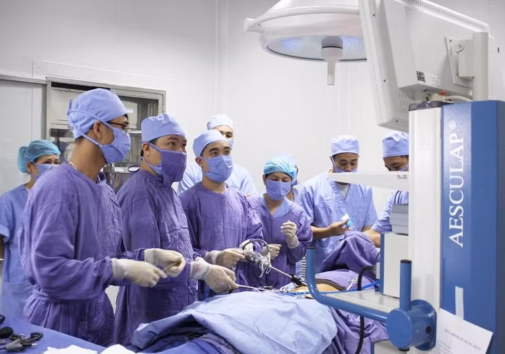 Kíp bác sĩ Bệnh viện tỉnh trực tiếp đào tạo cầm tay chỉ việc cho Trung tâm Y tế huyện Đầm Hà. Ảnh: Bệnh viện cung cấp.