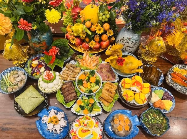 Mỗi dịp Tết đến, xuân về, nhà nhà đều có mâm cao cỗ đầy. Ảnh: Ngô Tuyết Mai