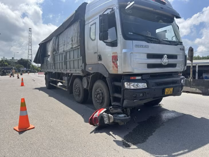 Hiện trường vụ tai nạn giữa xe tải và xe máy làm người đàn ông tử vong.