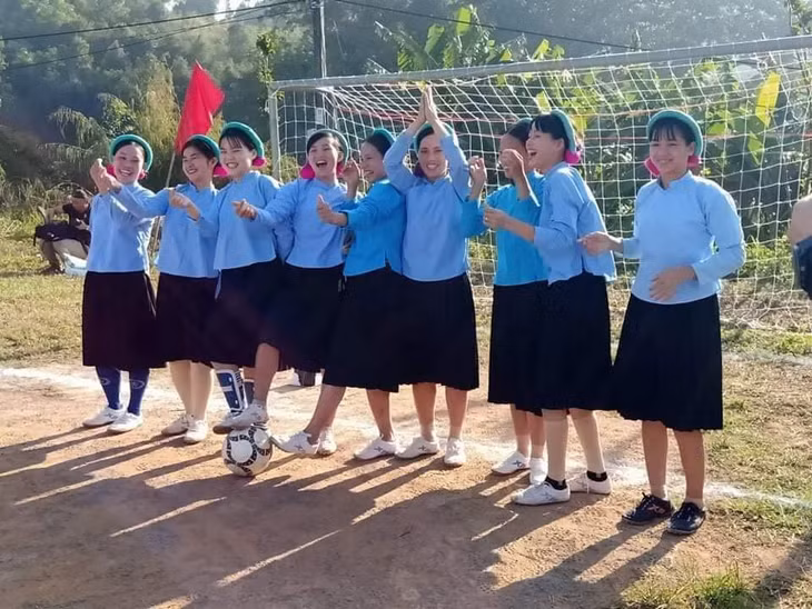 Các cầu thủ CLB Bóng đá nữ thôn Nà Ếch, xã Húc Động. (Ảnh cơ sở cung cấp)