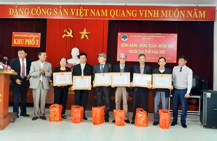 UBND phường Hồng Hà (TP Hạ Long) tổ chức mừng thọ người cao tuổi ở khu phố 3.