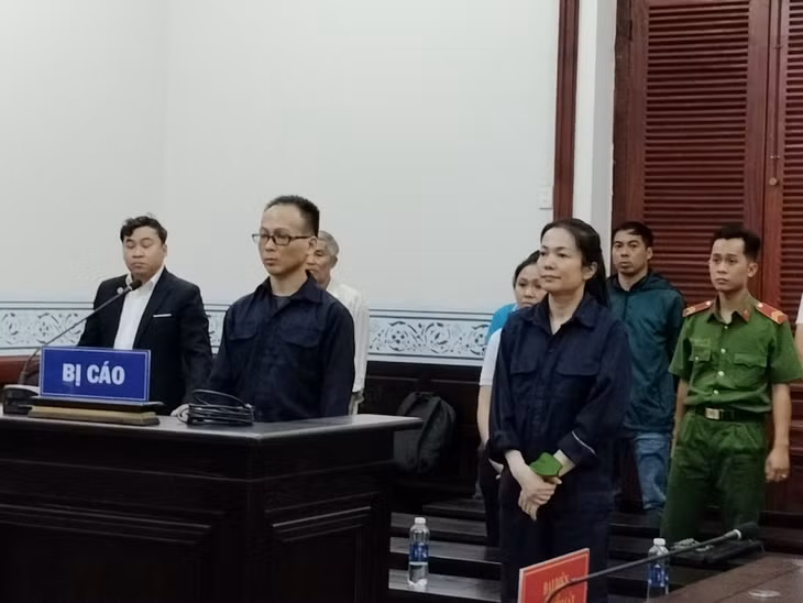 Các bị cáo nghe Hội đồng xét xử tuyên án.