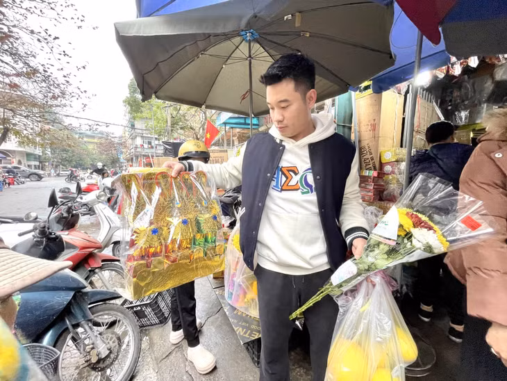Người dân mua lễ vật để dâng ngày 23 tháng Chạp.