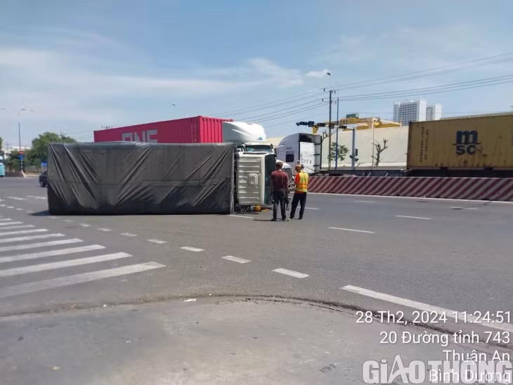 Chiếc xe tải lật nằm chắn ngang ĐT743.