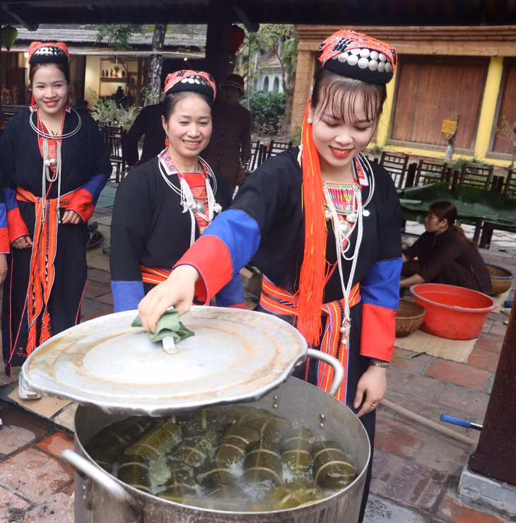 Khâu kiểm tra trong quá trình luộc bánh được đặc biệt quan tâm.