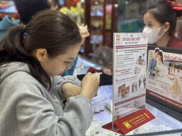 Giá vàng trưa 27/2 ở thị trường trong nước duy trì mốc cao đối với cả vàng SJC lẫn vàng nhẫn.