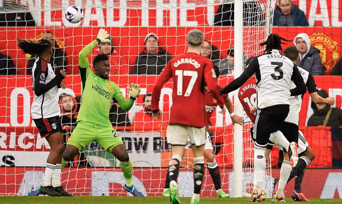 Calvin Bassey mở tỷ số cho Fulham trong tình huống phạt góc đầu hiệp hai. Ảnh: AP