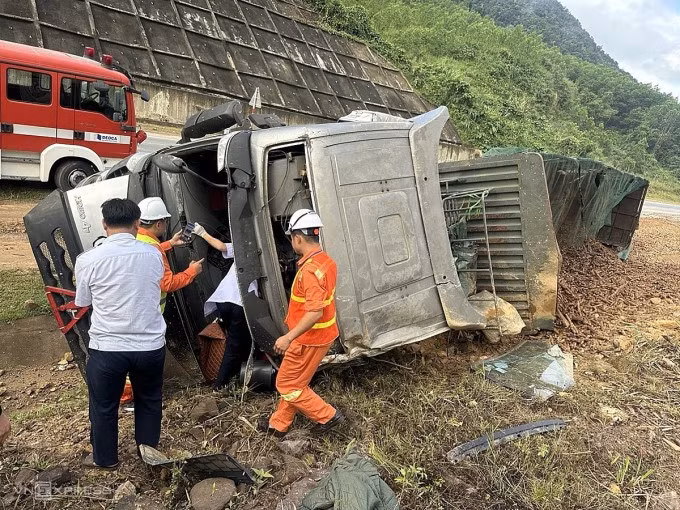 Lực lượng chức năng cứu hộ tài xế kẹt trong cabin sáng 28/2. Ảnh: Đặng Thuận